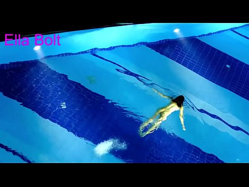 ❤️ Non podo deixar de mirar, unha moza loira que é sorprendida nadando espida na piscina do resort ELLA BOLT ❤️❌ Super sexo na pornografía gl.np64.ru